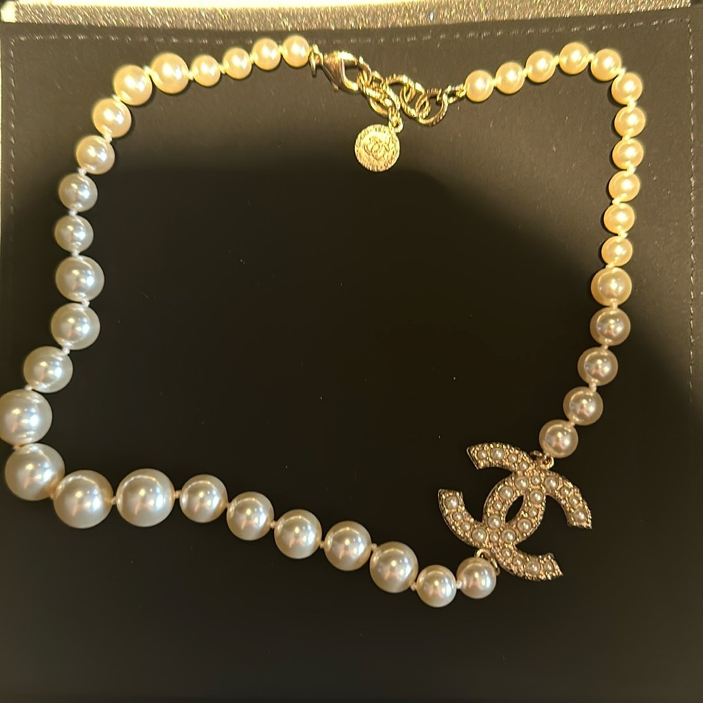NEVER WORN Chanel pearl necklace with CC pearl logo!